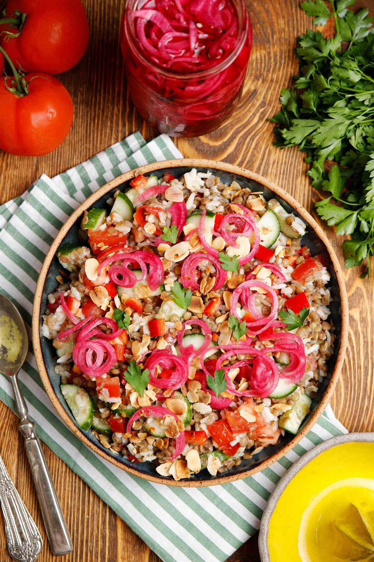 Χορταστική και δροσερή σαλάτα φακόρυζο