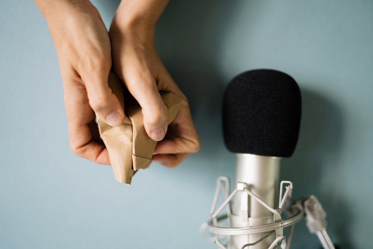 ASMR: Εσύ τι ξέρεις για το ψιθυριστό trend που ηρεμεί μυαλό και σώμα;