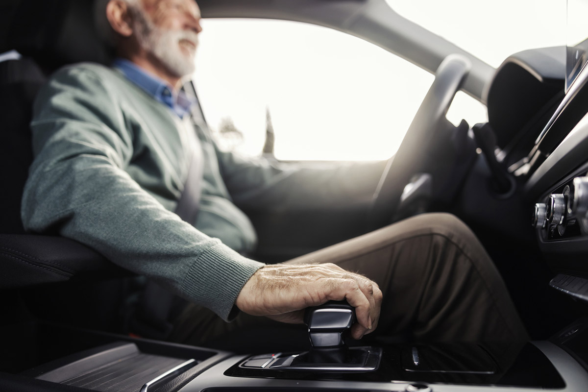 Άνοια: Τι σχέση έχουν οι φίλοι, τo smartphone και η οδήγηση