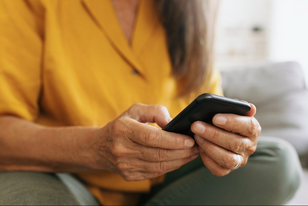 Άνοια: Τι σχέση έχουν οι φίλοι, τo smartphone και η οδήγηση;