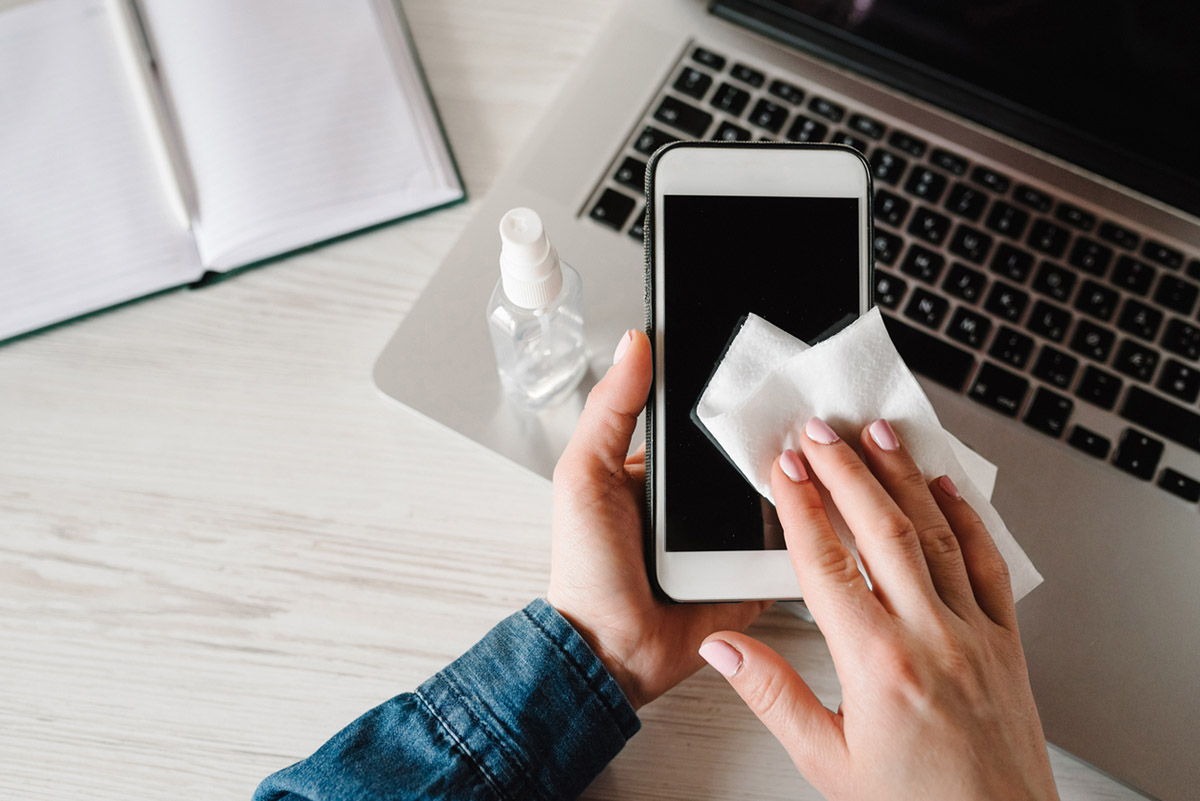 Πώς να καθαρίσεις αποτελεσματικά το κινητό και το laptop