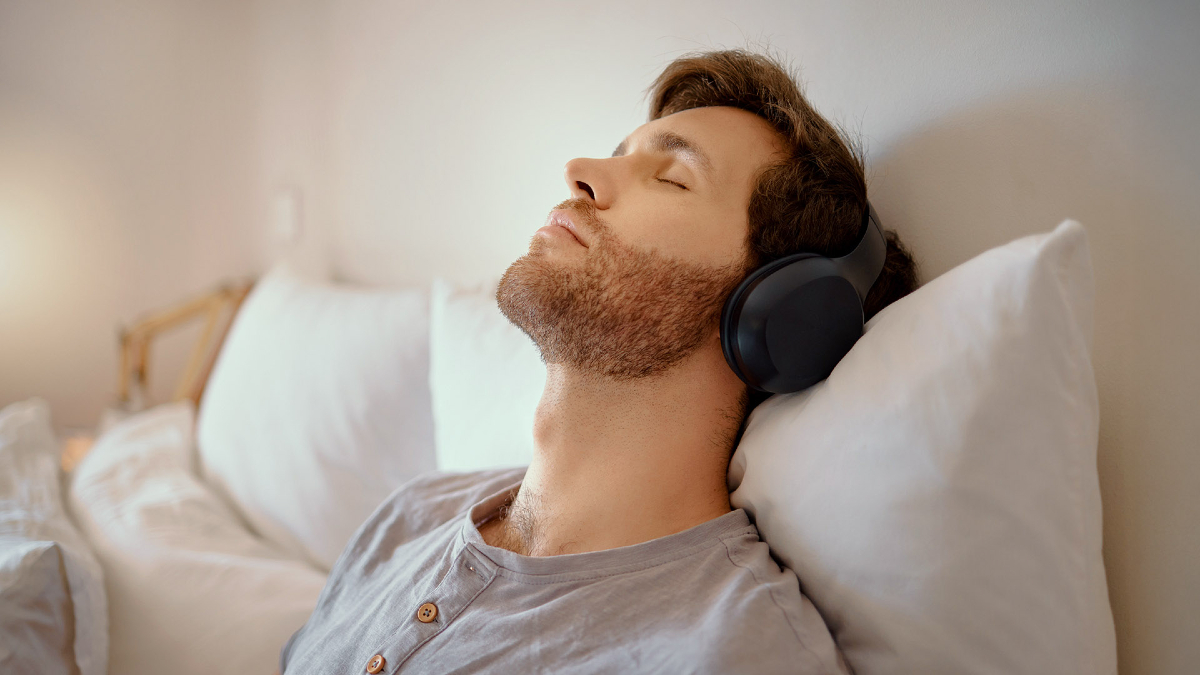 ASMR: Εσύ τι ξέρεις για το ψιθυριστό trend που ηρεμεί μυαλό και σώμα;