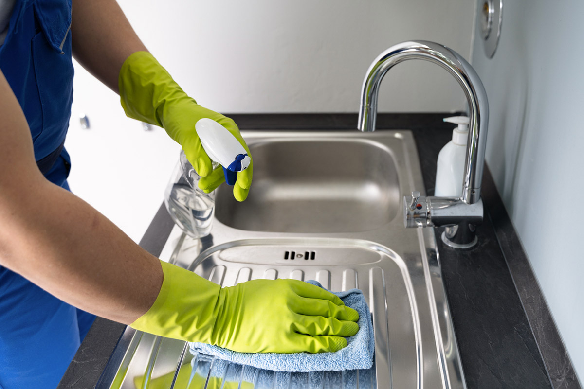 Πώς θα καθαρίσεις τέλεια τον νεροχύτη σου