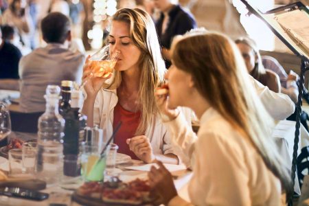 Παρόμοια διατροφή, λιγότερα κιλά: Τι κάνουν καλύτερα από εμάς οι Ιταλοί;