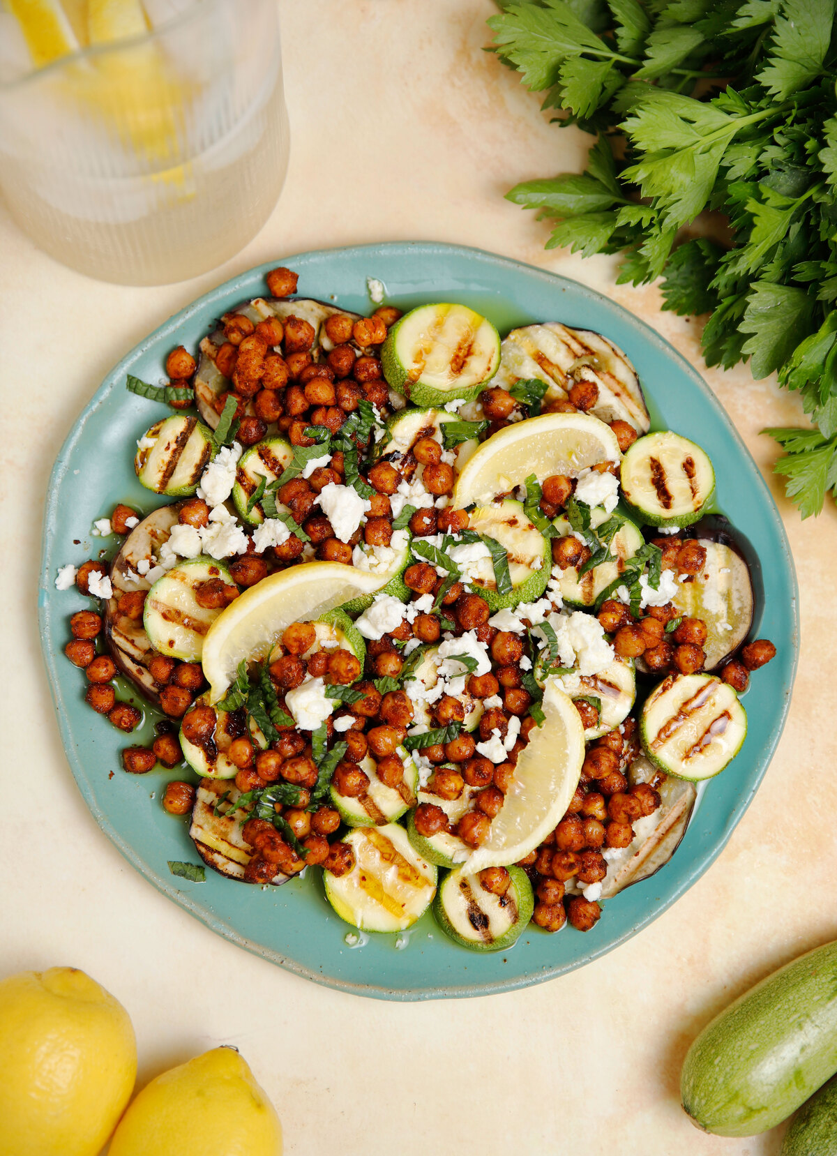 Πώς να κάνεις τα ρεβίθια καλοκαιρινά, σε μια σαλάτα που θα λατρέψεις