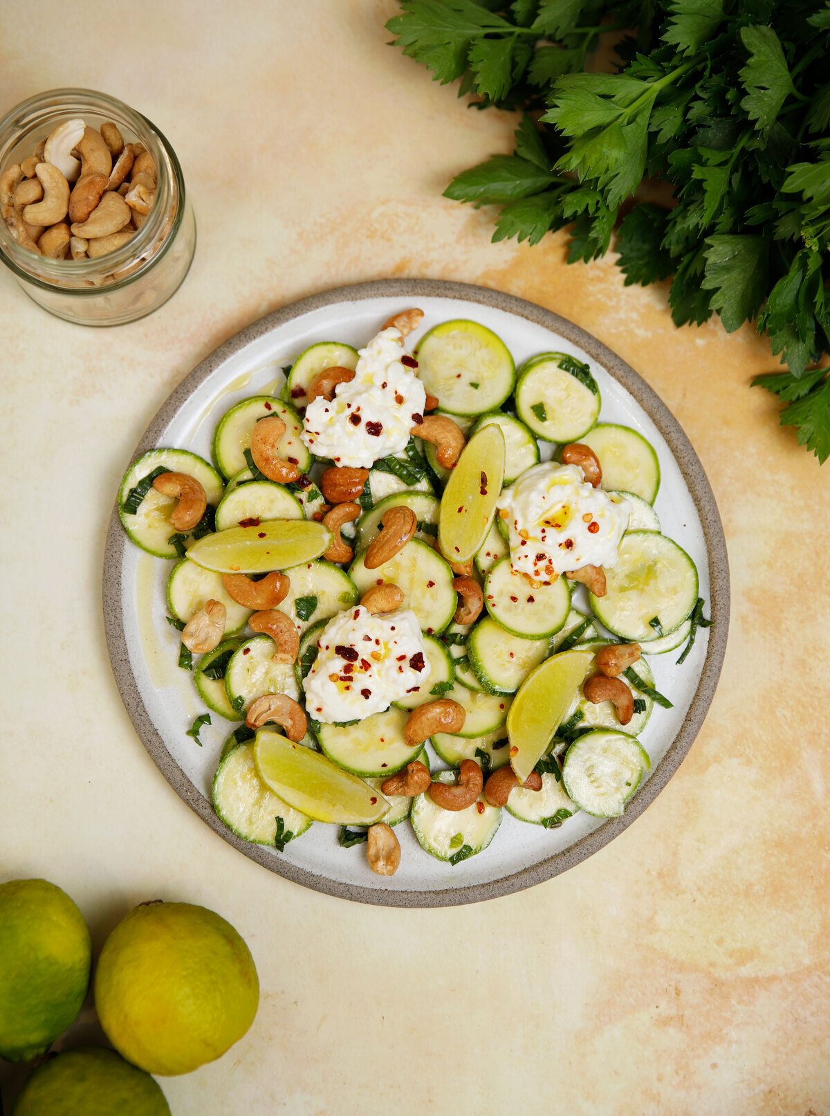 Πρωτότυπη σαλάτα με μαριναρισμένα κολοκυθάκια και πικάντικη κρέμα τυριού