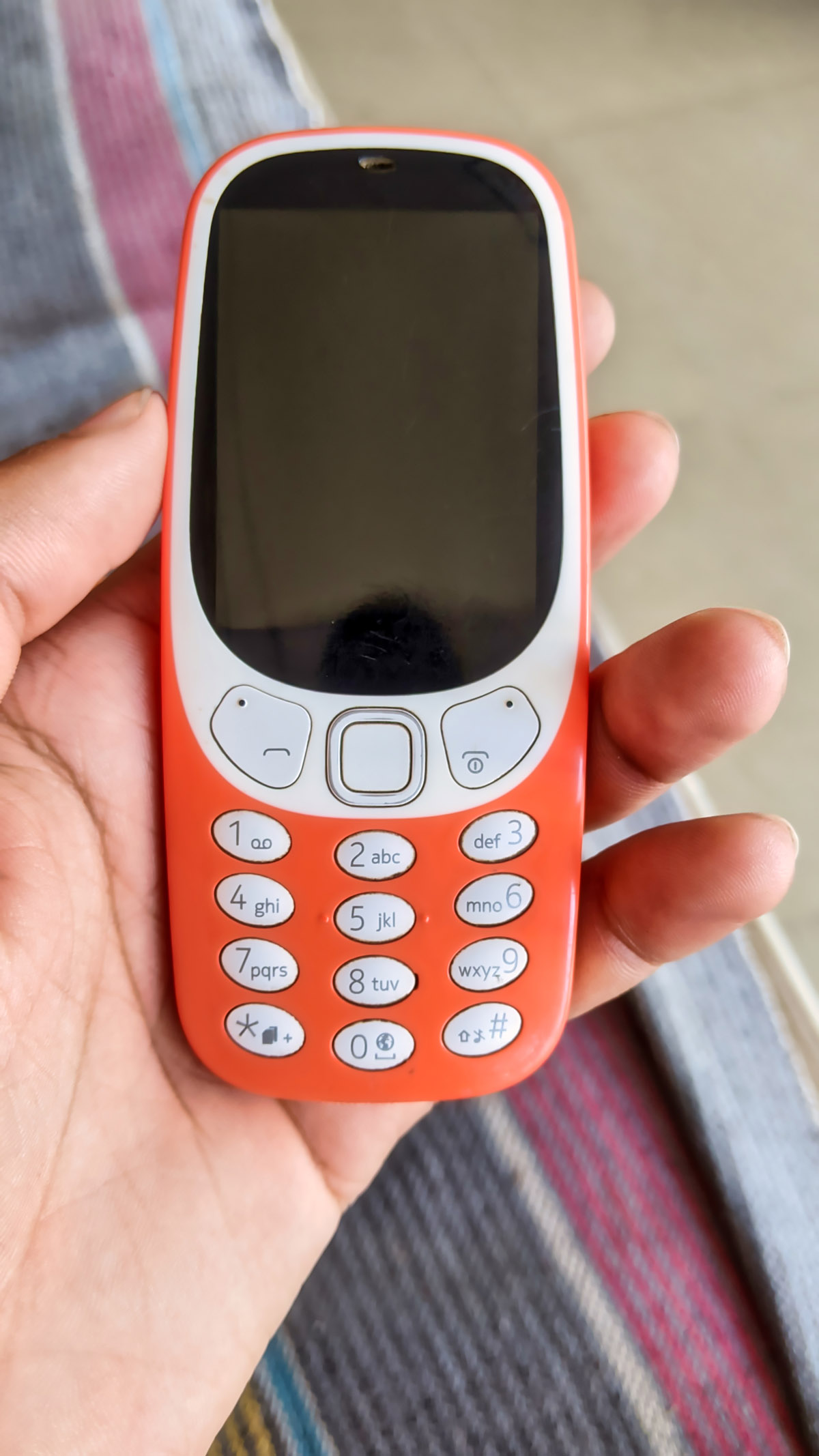 Γιατί πολλοί ενήλικες επιστρέφουν στα κινητά παλαιού τύπου;