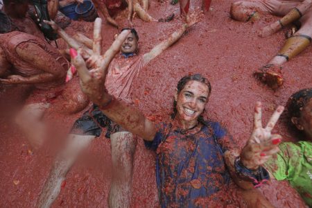 «La Tomatina»: Πώς θα σου φαινόταν να κάνεις «ντοματοθεραπεία»;
