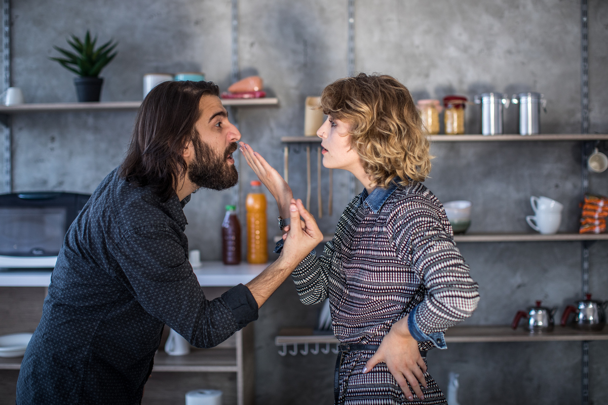 Ψυχολόγος αναλύει τι σημαίνει να σωπαίνεις για να μην τσακωθείς