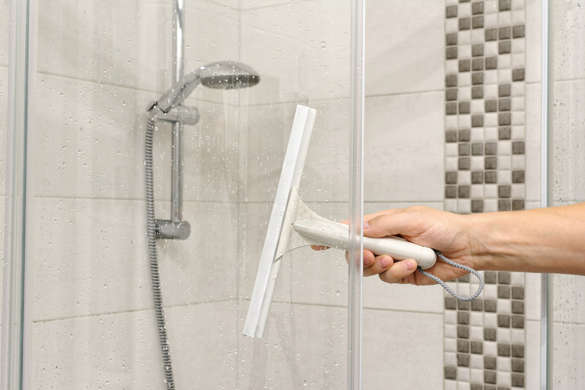 Η πιο οικονομική και αποτελεσματική μέθοδος να καθαρίσεις το τζάμι της ντουζιέρας