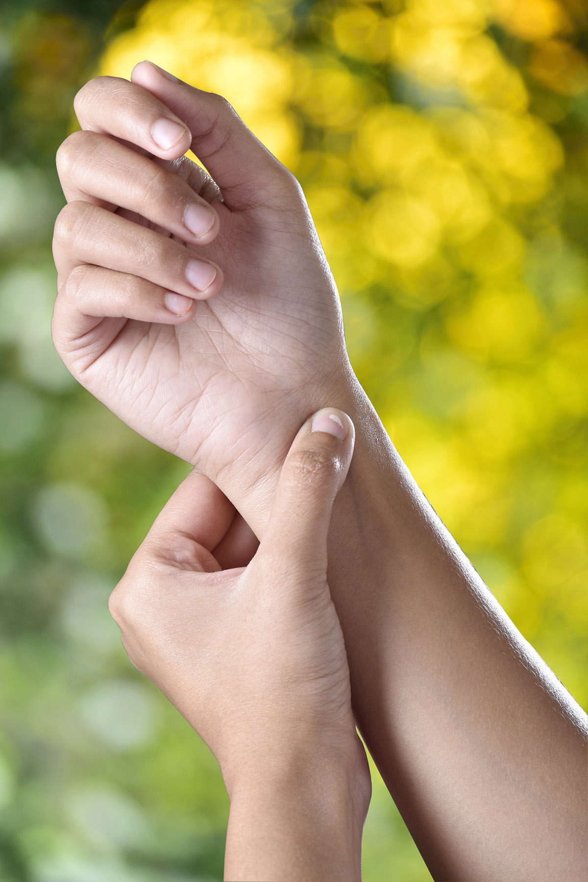 Μια πανάρχαια τεχνική διώχνει πόνο και στρες με την αφή