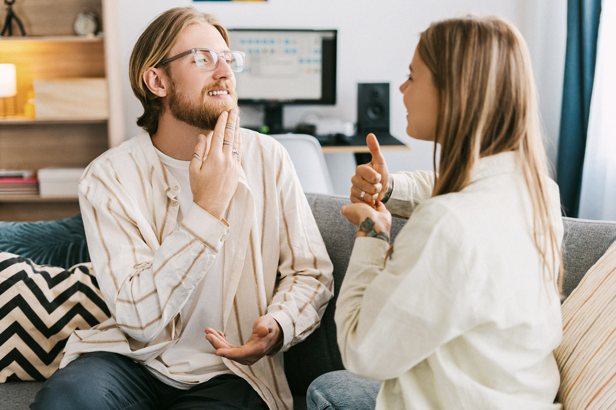 Τρεις άνθρωποι μιλούν για το ανθρώπινο δικαίωμα της νοηματικής γλώσσας
