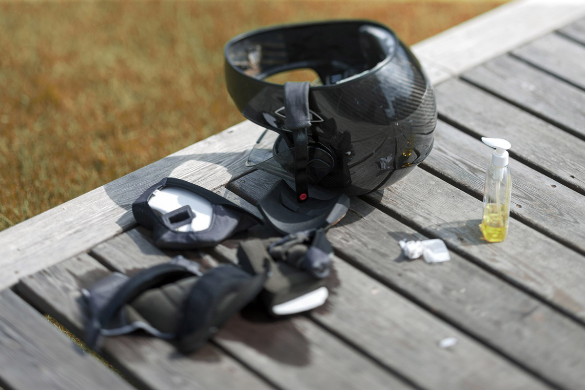 Οδηγείς μηχανή; Tips για να καθαρίσεις σωστά το κράνος σου