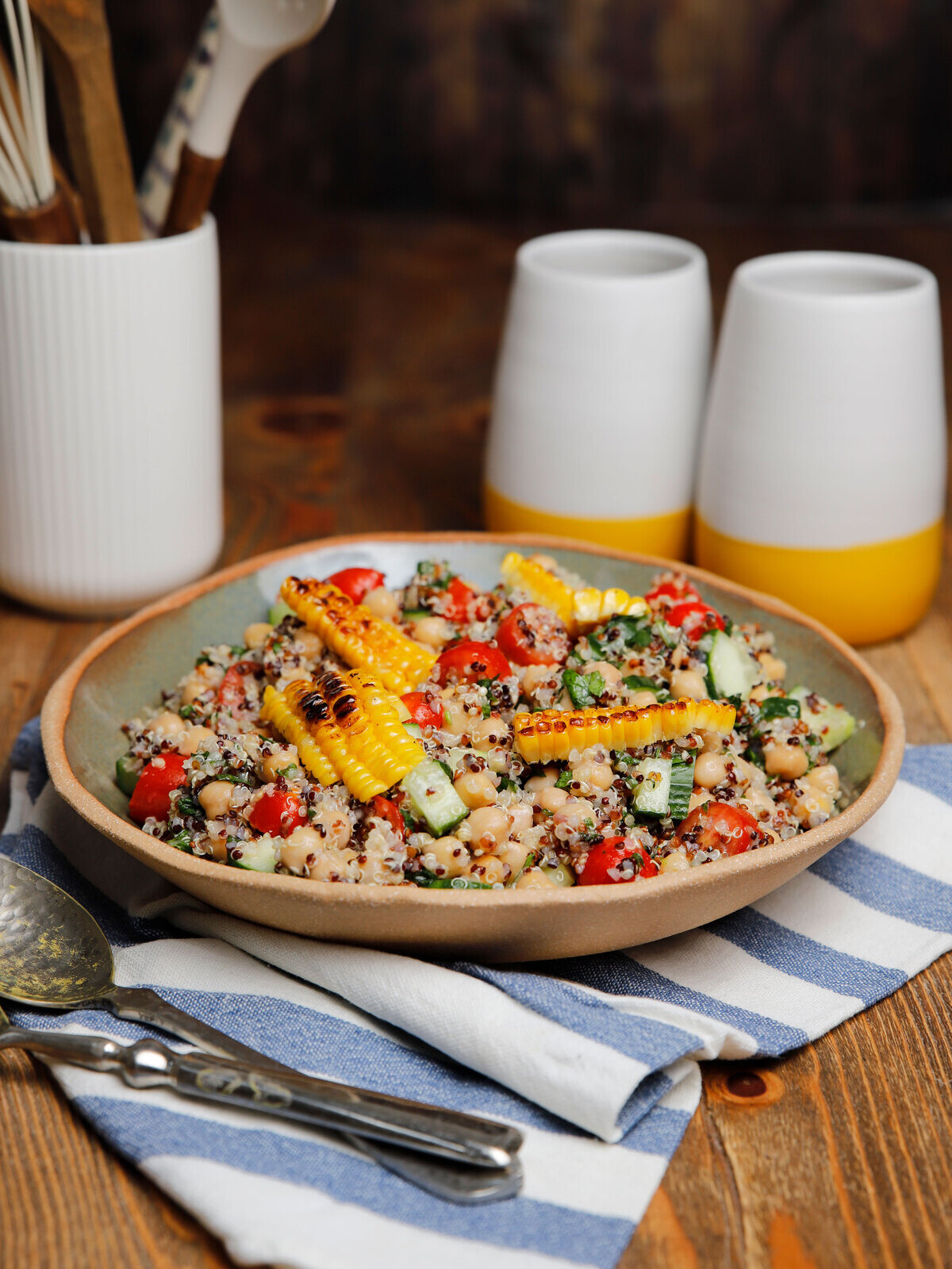 Σαλάτα με κινόα, ρεβίθια και ψητό καλαμπόκι: Το τέλειο «back to office» ταπεράκι