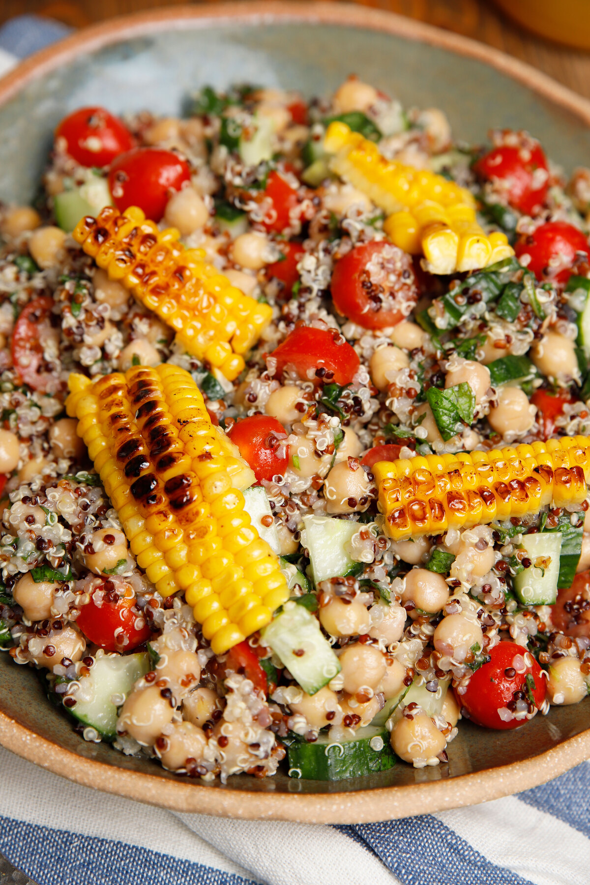 Σαλάτα με κινόα, ρεβίθια και ψητό καλαμπόκι: Το τέλειο «back to office» ταπεράκι