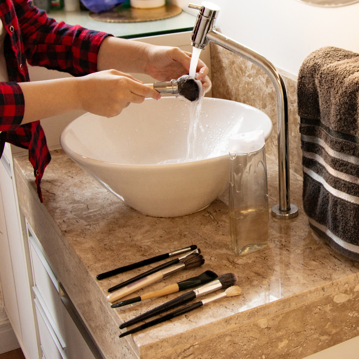 6 απρόσμενες χρήσεις του σαμπουάν που δεν έχουν σχέση με τα μαλλιά σου