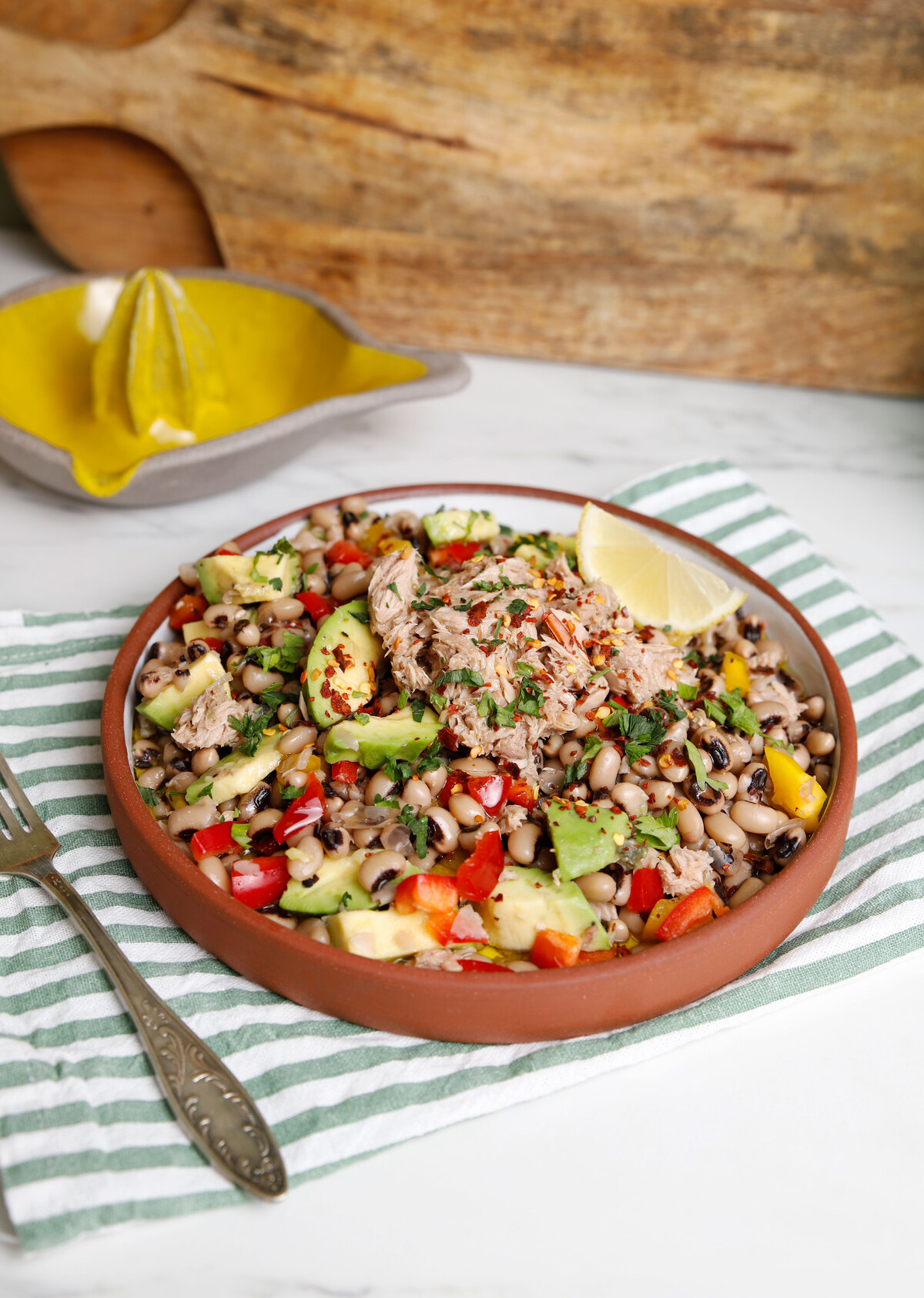 Πρωτεϊνούχα τονοσαλάτα με μαυρομάτικα και αβοκάντο – έτοιμη σε 15 λεπτά