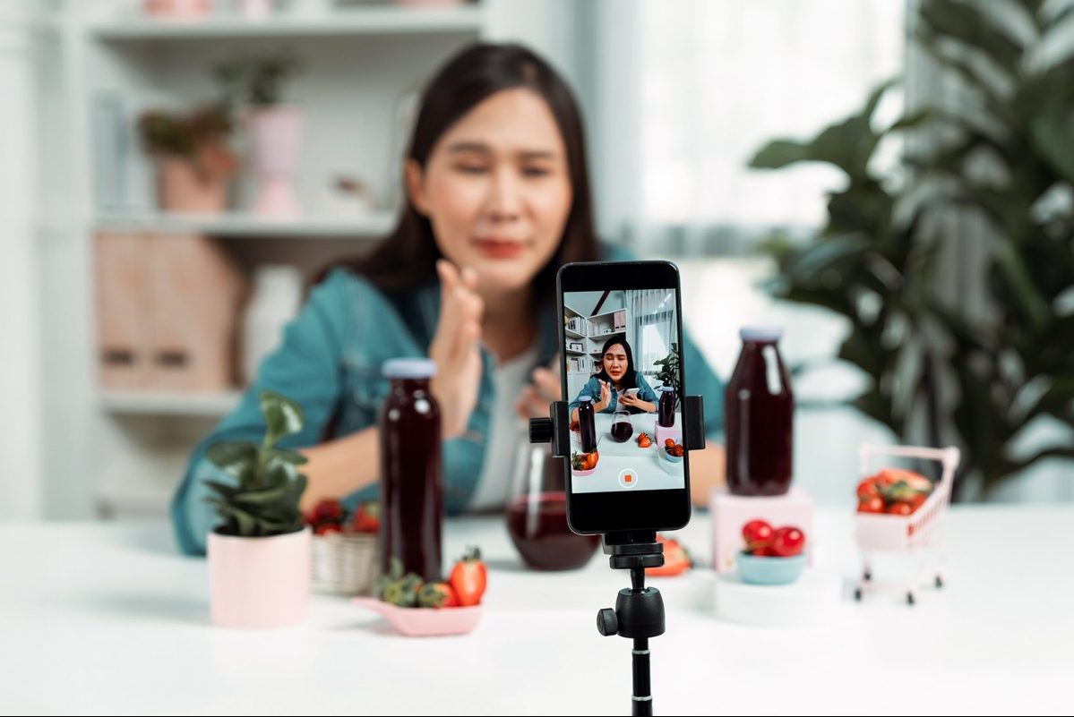 Οι influencers υγείας και ομορφιάς που ακολουθείς… τι πτυχίο έχουν;