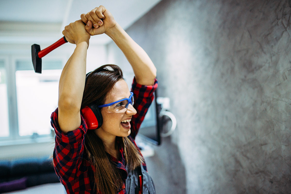 Rage rooms: Αξίζει να τα σπάσεις όλα για σου φύγει ο θυμός;