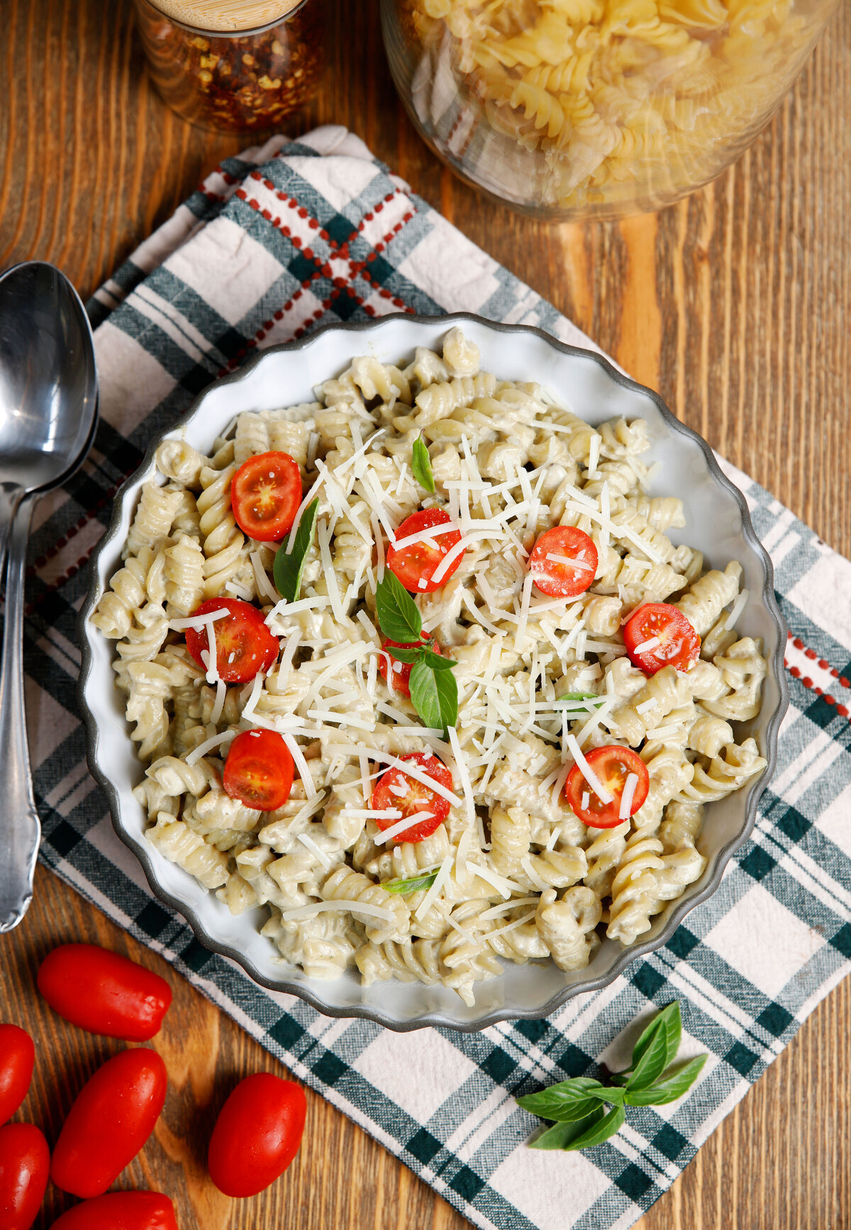 Βίδες με high-protein σάλτσα κότατζ και βασιλικό