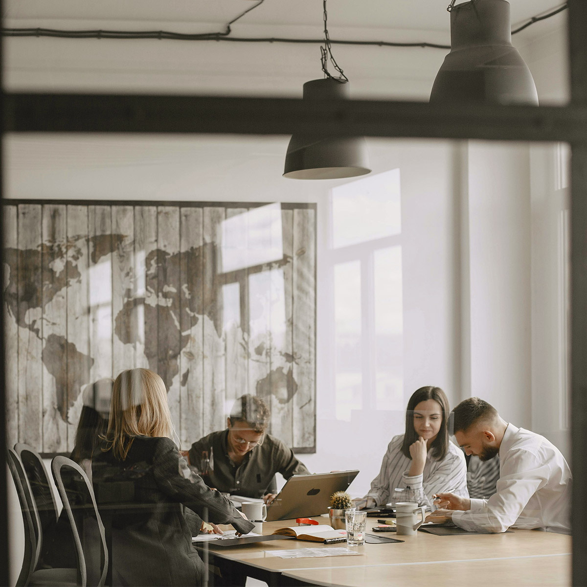 Εργαζόμενοι και ΑΙ: Ποιοι θα επιβιώσουν στη σύγχρονη αγορά εργασίας