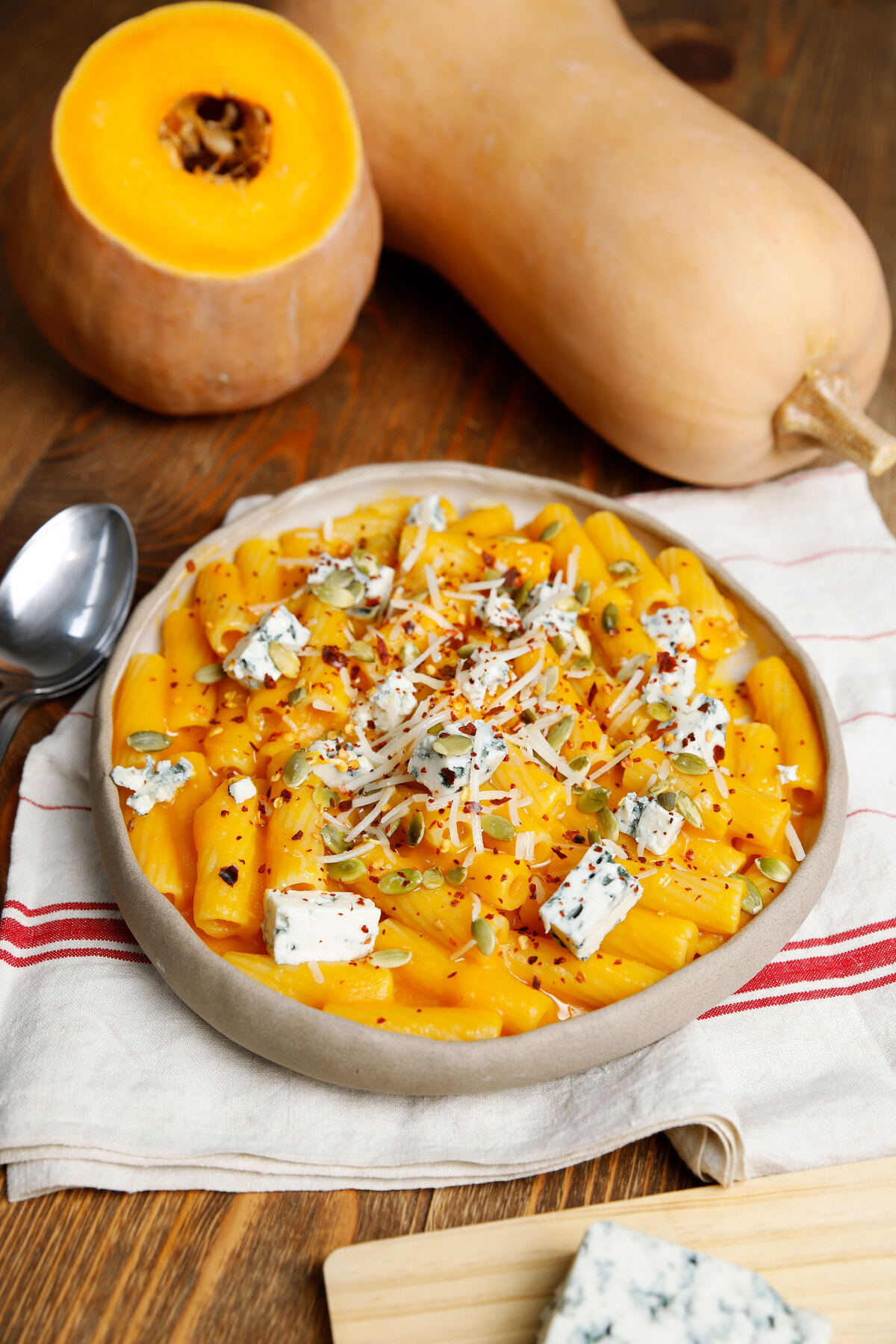 ριγκατόνι με ψητή κολοκύθα και μπλε τυρί