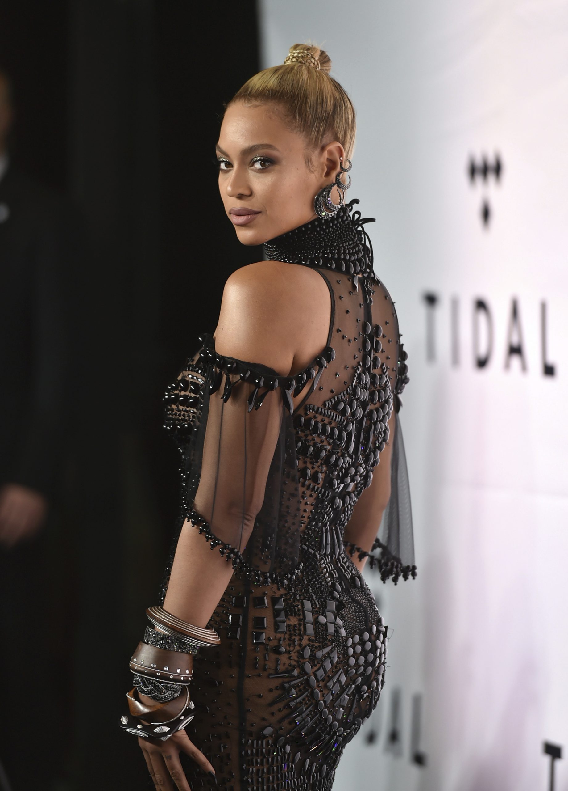 Πώς η Lily Allen σπάει τα ταμπού γύρω από τον γυναικείο χωρισμό