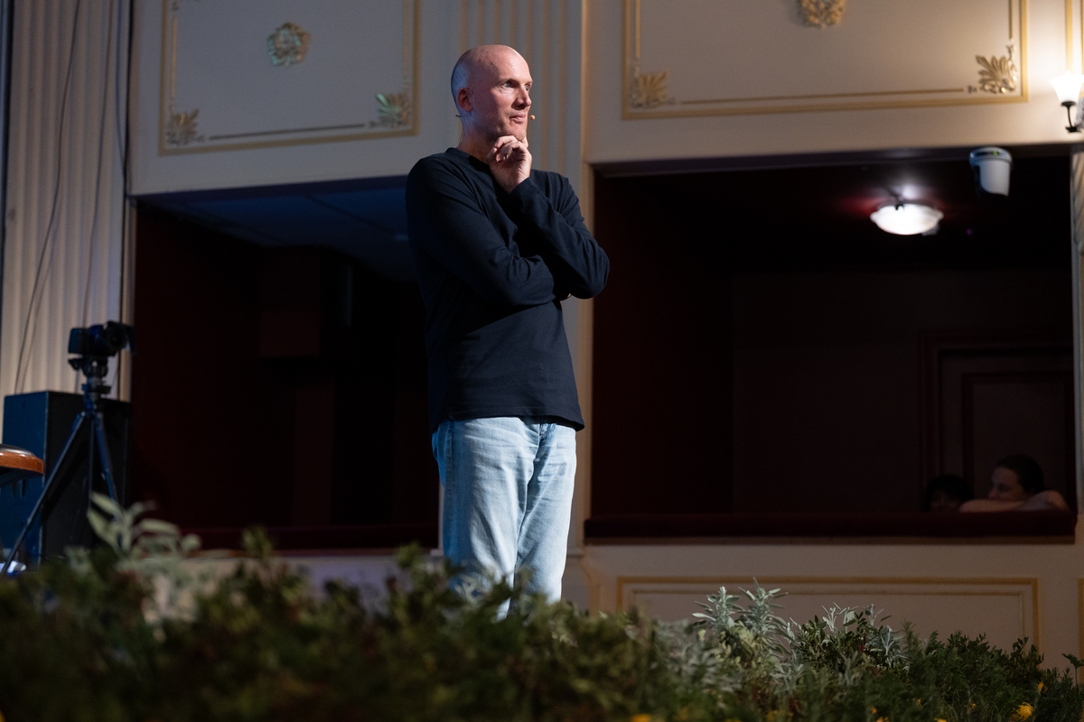 Ο Benjamin Fry μιλάει στο πλαίσιο του Φεστιβάλ Ψυχικής Υγείας Syros Healing Waves Festival.