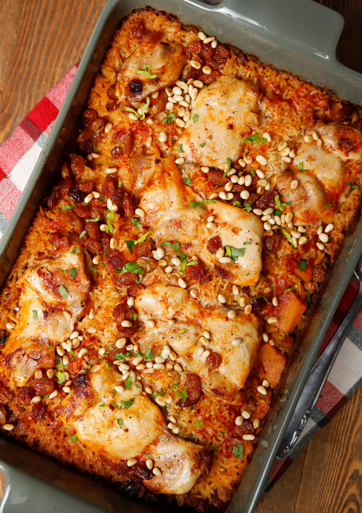 Συνταγή-εμμονή: Κοτόπουλο με ρύζι, κολοκύθα και κουκουνάρι στον φούρνο