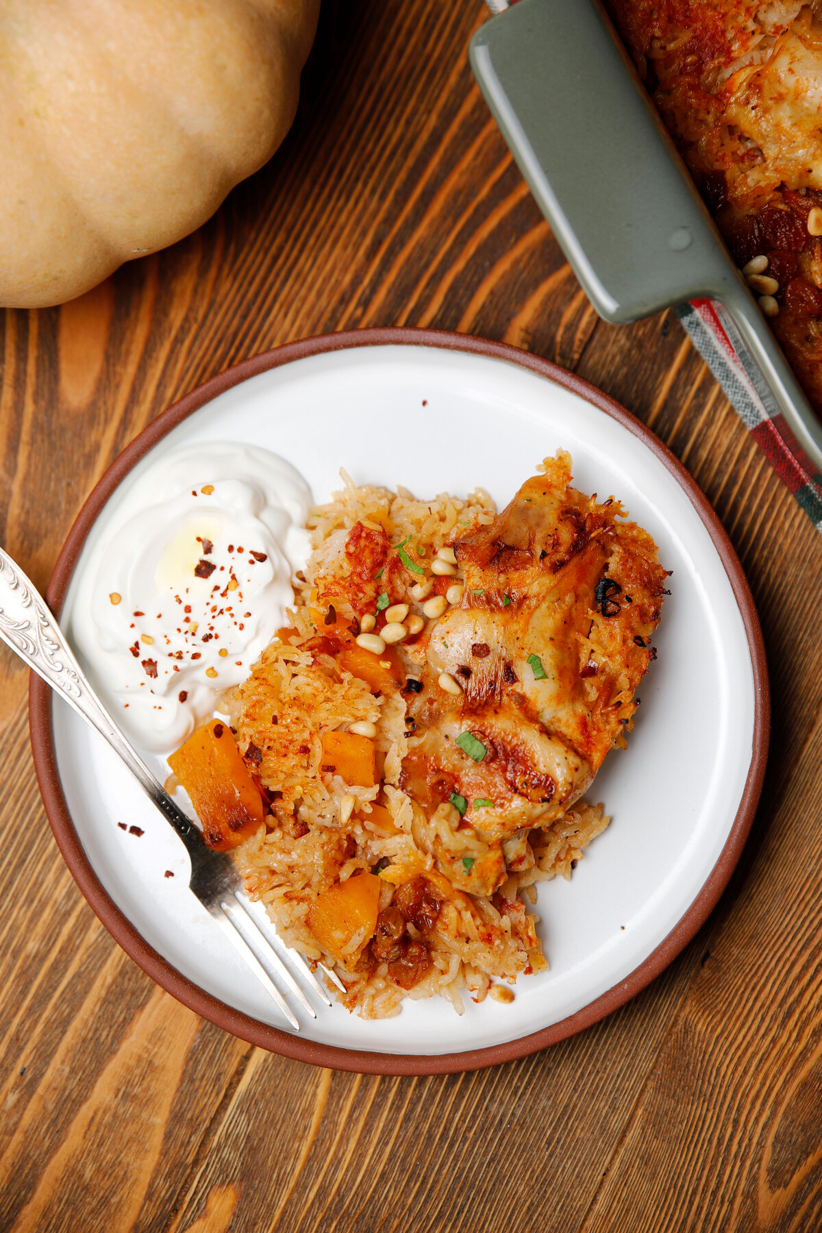 Συνταγή-εμμονή: Κοτόπουλο με ρύζι, κολοκύθα και κουκουνάρι στον φούρνο