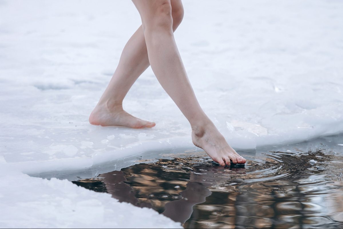 Είναι οι βουτιές σε παγωμένο νερό ωφέλιμες για τις γυναίκες;