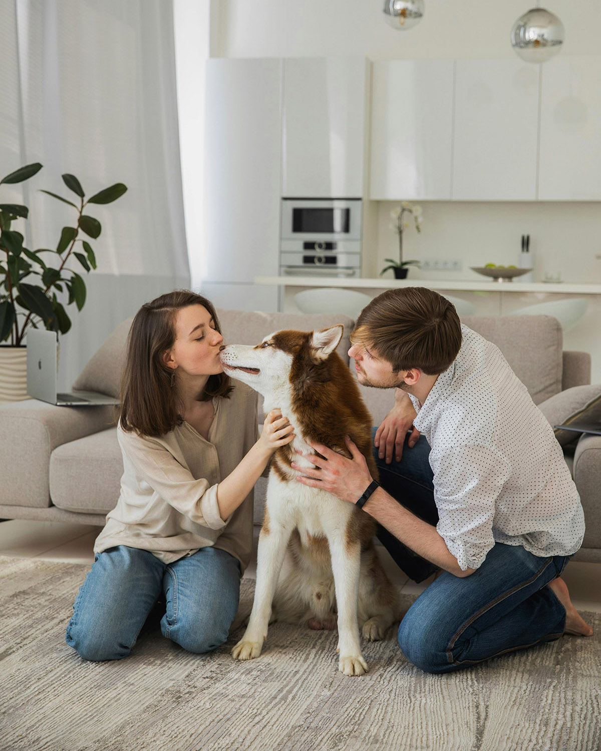 Τι κάνεις όταν ο σκύλος γίνεται το τρίτο πρόσωπο στη σχέση