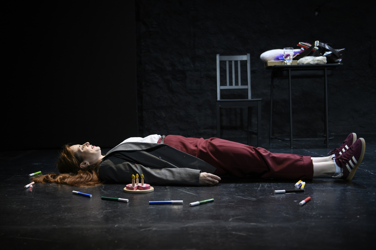 «Κοιμούνται τα ψάρια;»: Ένας τρυφερός θεατρικός μονόλογος που πάει πέρα από την απώλεια