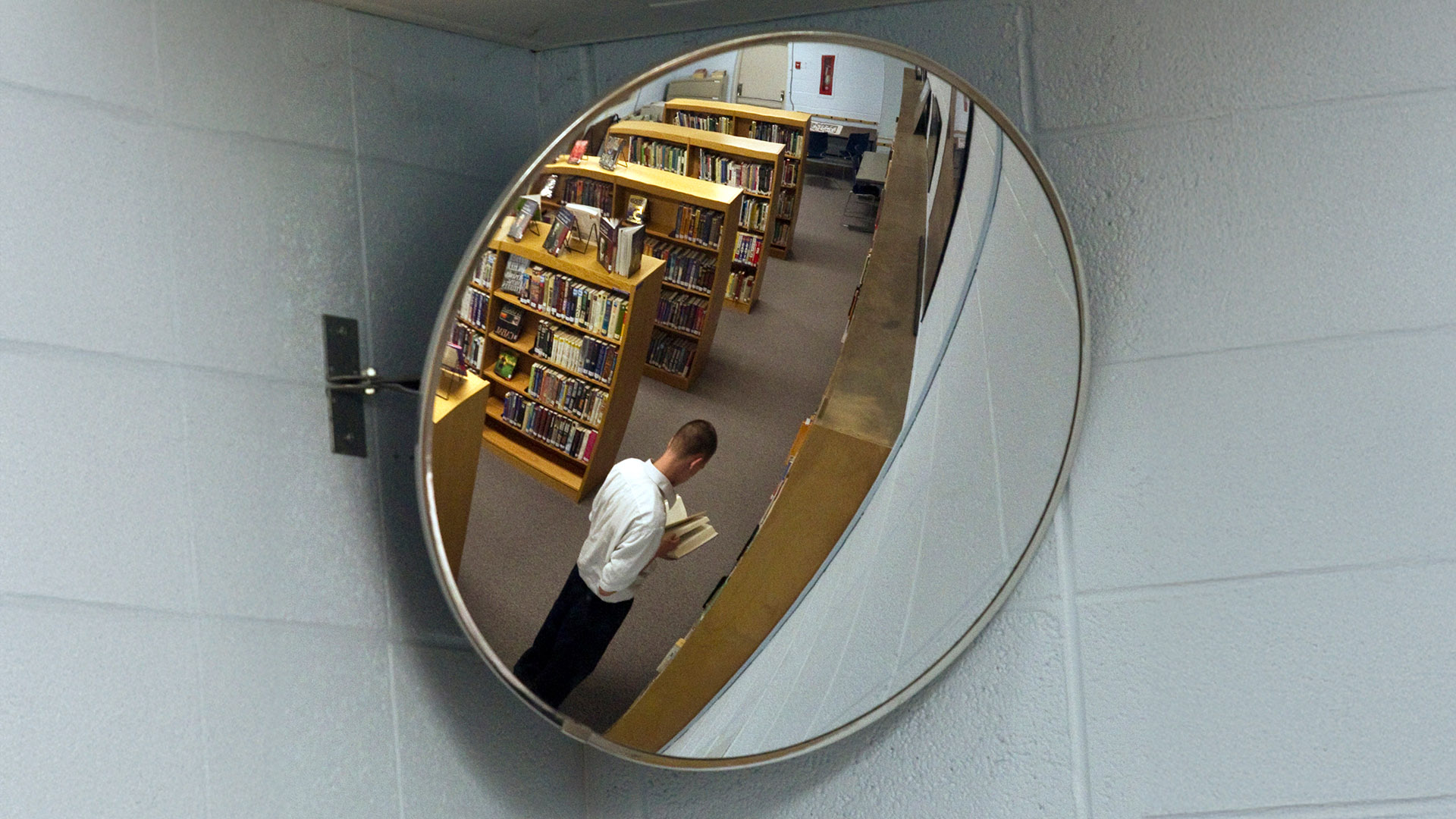 Από ένα βιβλίο που του άλλαξε τη ζωή, στις 500 βιβλιοθήκες για κρατούμενους.