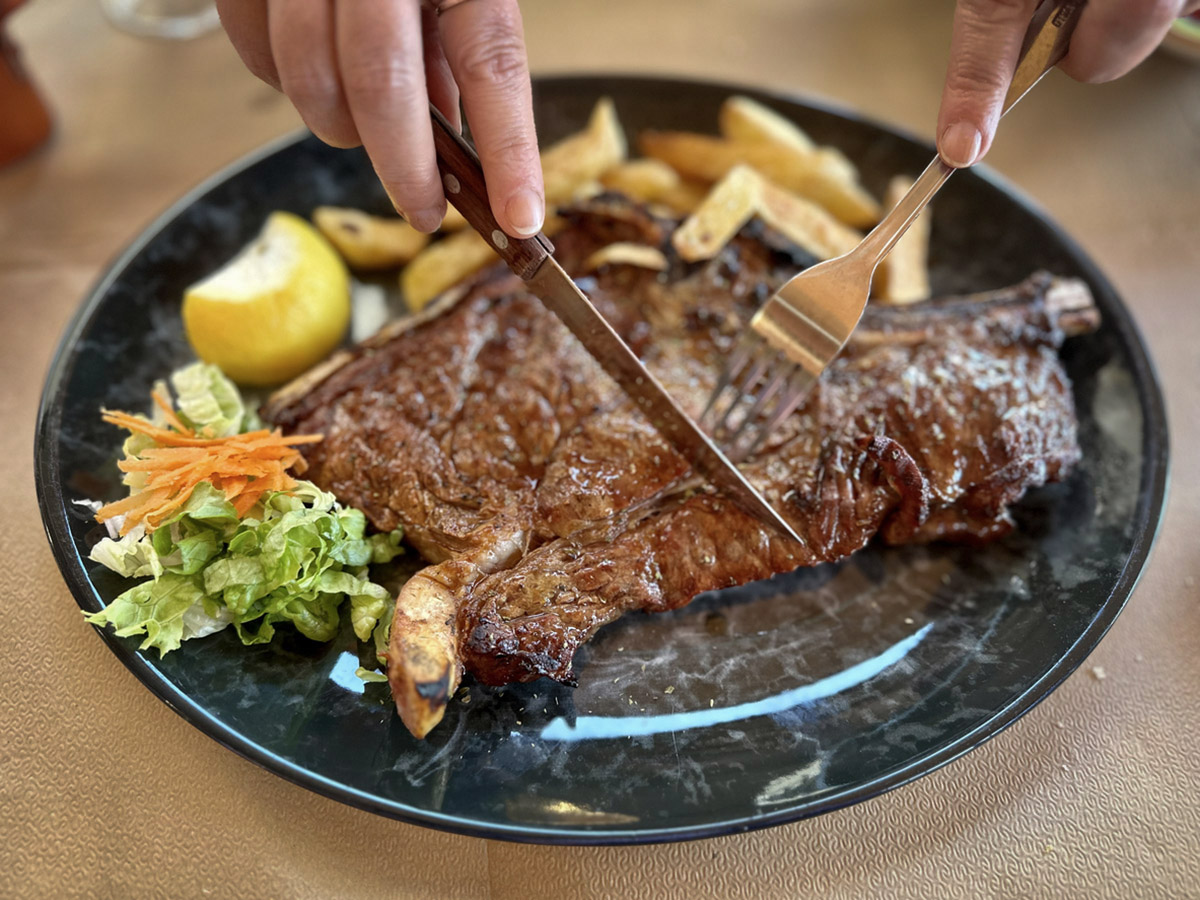 Ρωτήσαμε 3 διατροφολόγους τι τρώνε στην ταβέρνα