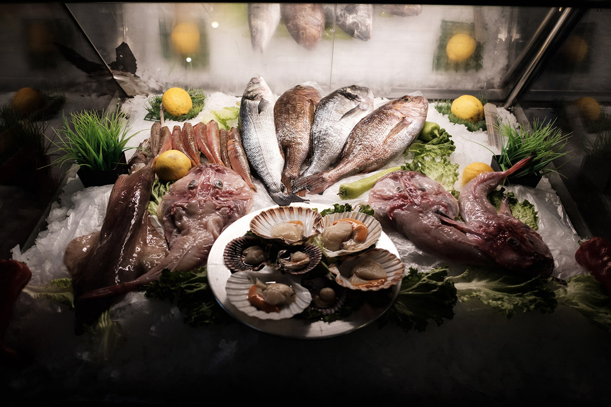 Ρωτήσαμε 3 διατροφολόγους τι τρώνε στην ταβέρνα