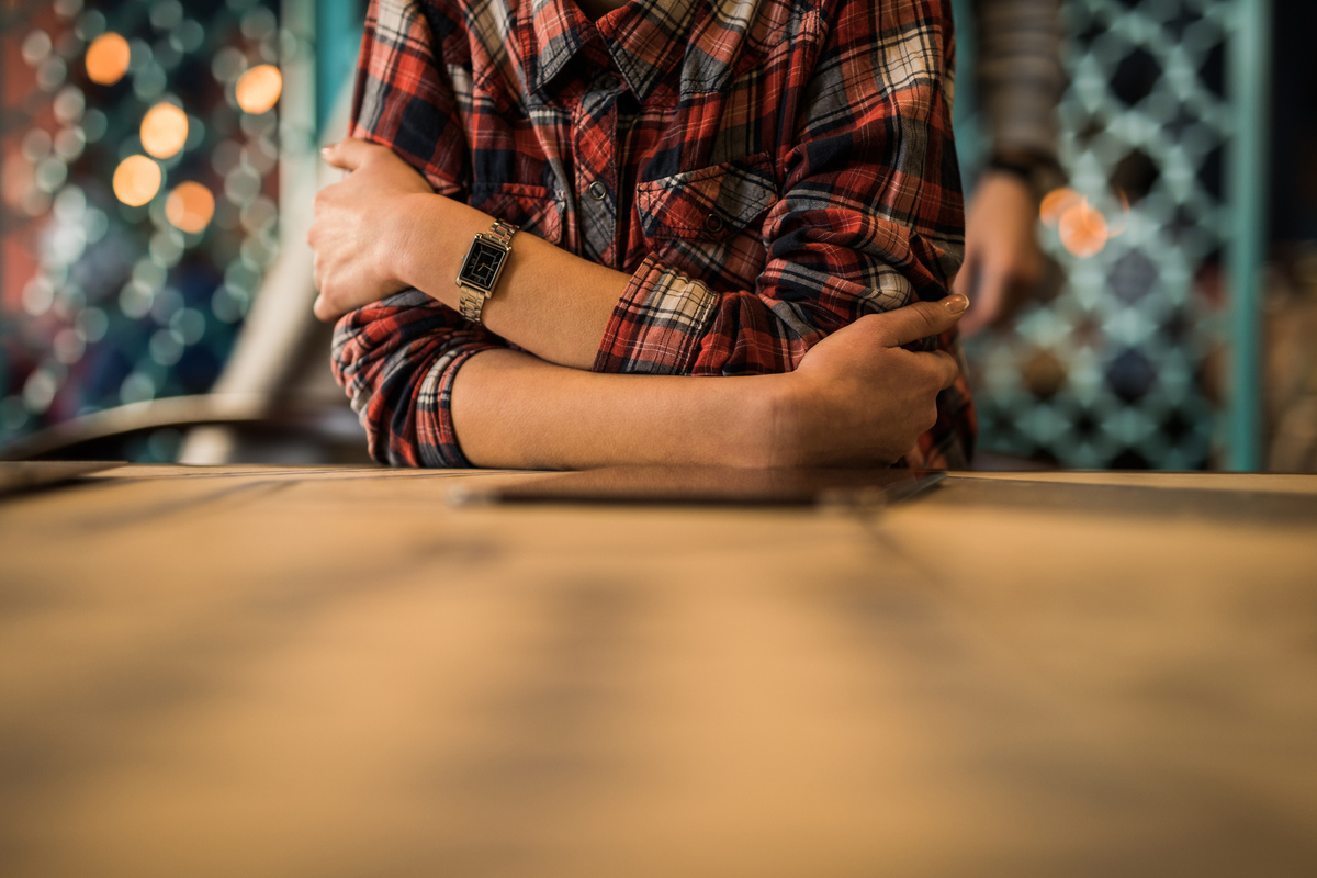 αγκώνες στο τραπέζι