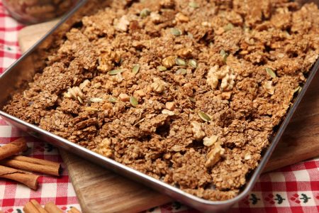 Γκρανόλα με γεύση μελομακάρονο για γιορτινό και ισορροπημένο πρωινό