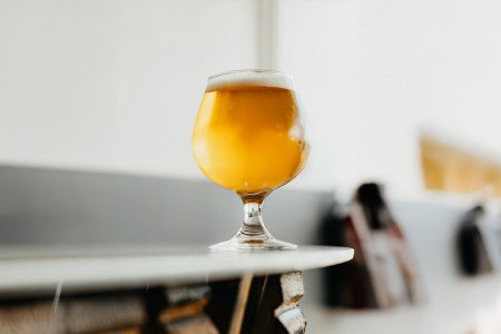 «Πίνεται μόνο παγωμένη» και άλλοι 6 μύθοι για την μπίρα