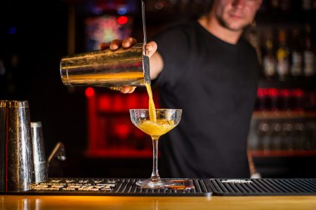 Τι λένε ο bartender και η επιστήμη για το ποτό που πίνεις