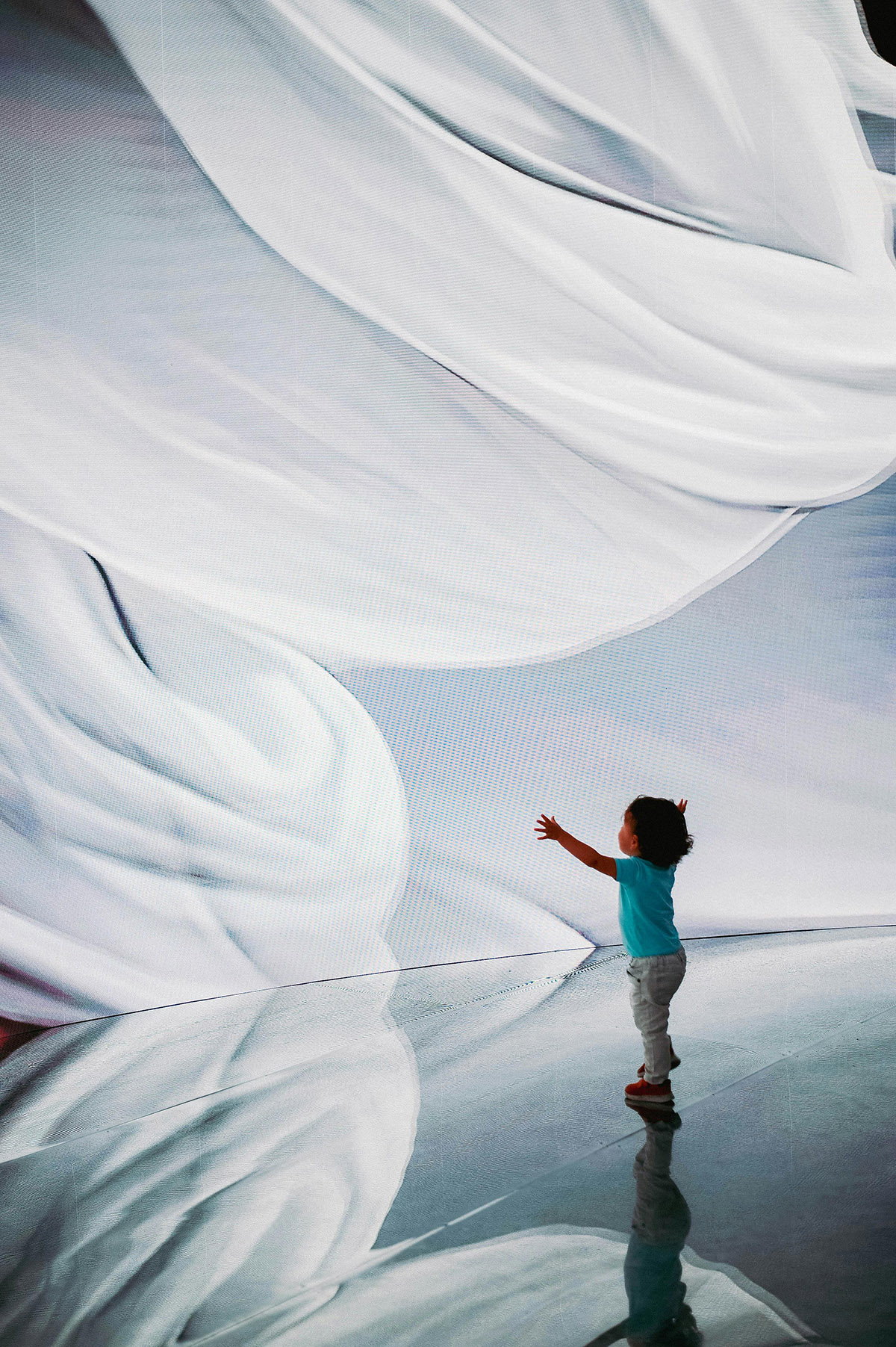 Τι δουλειά έχουν τα πιτσιρίκια στις εκθέσεις;