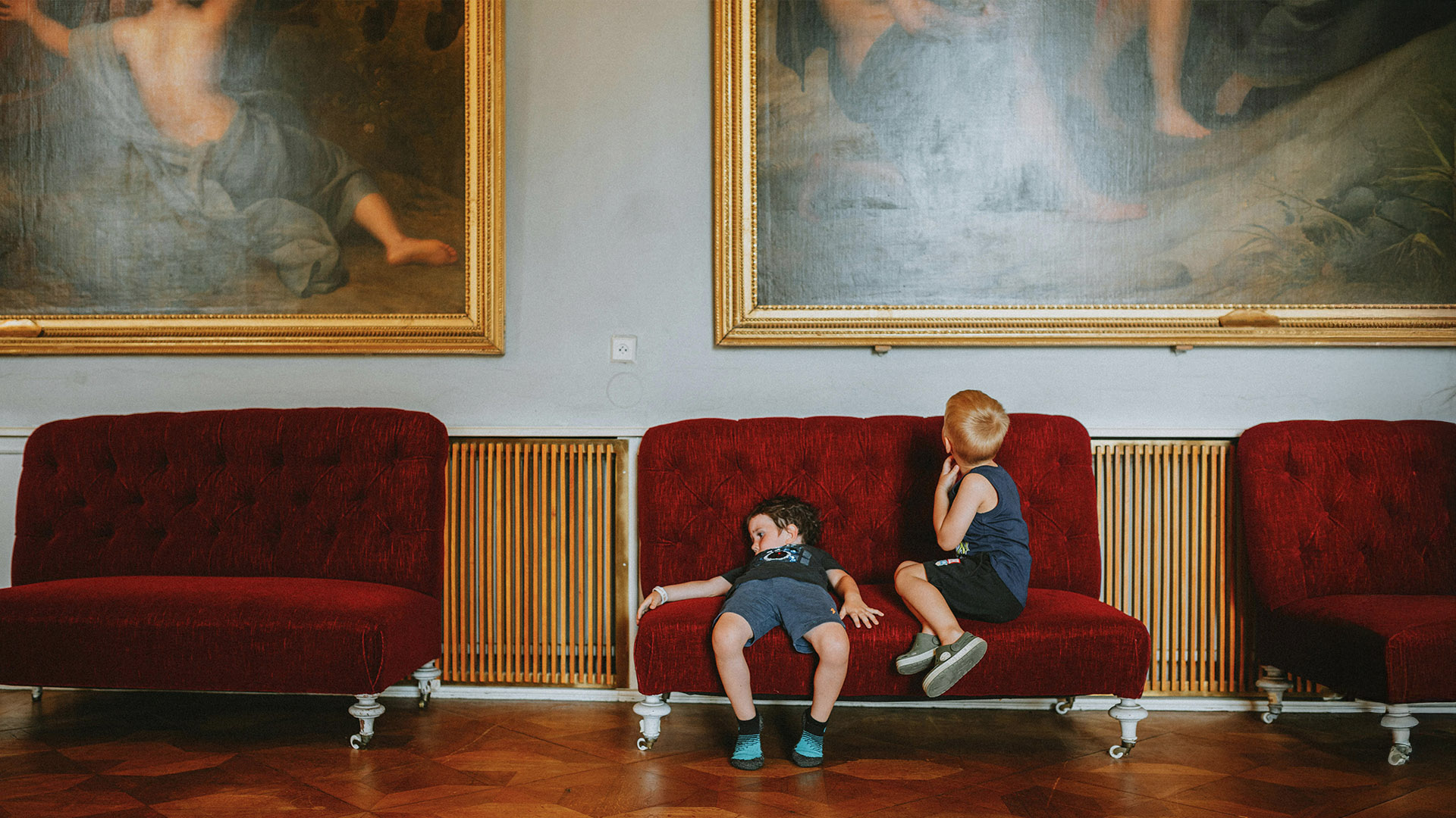 Τι δουλειά έχουν τα πιτσιρίκια στις εκθέσεις;