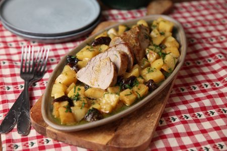 Ψαρονέφρι στη γάστρα με δαμάσκηνα: γιορτινό, ζουμερό και πανεύκολο