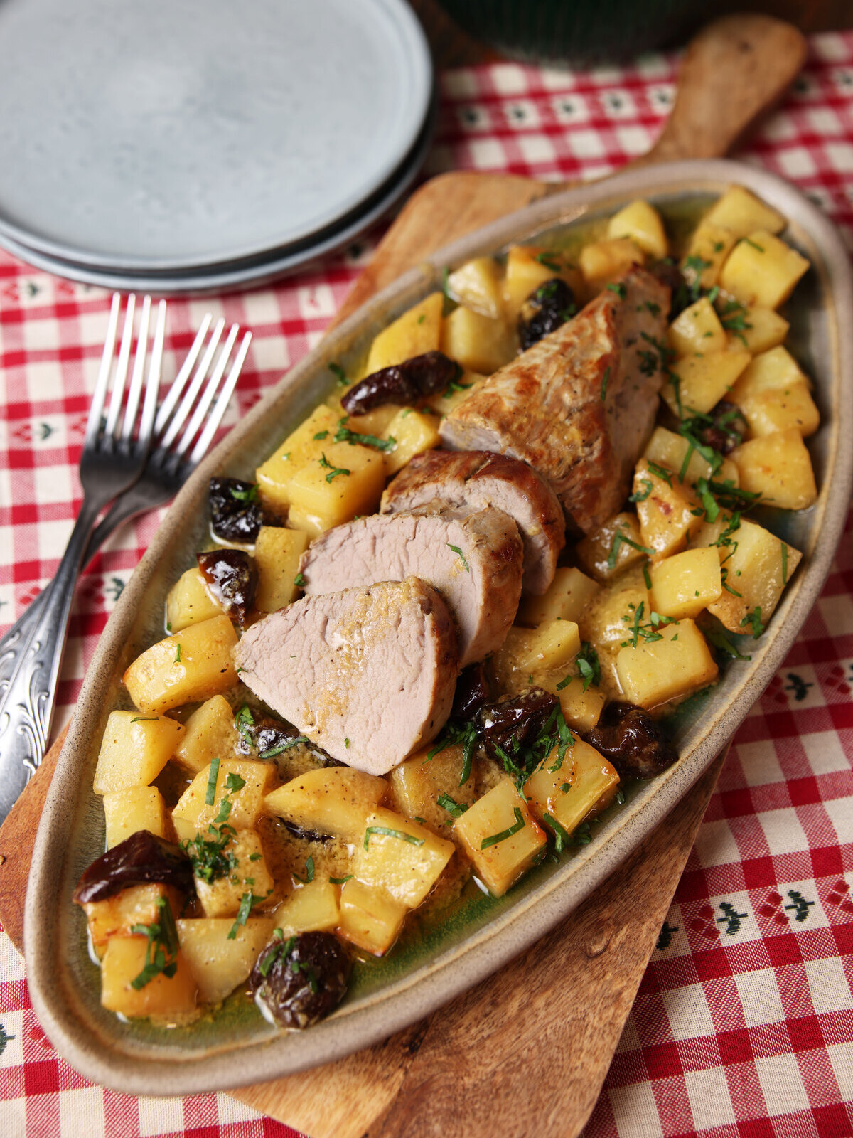 Ψαρονέφρι στη γάστρα με δαμάσκηνα: γιορτινό, ζουμερό και πανεύκολο