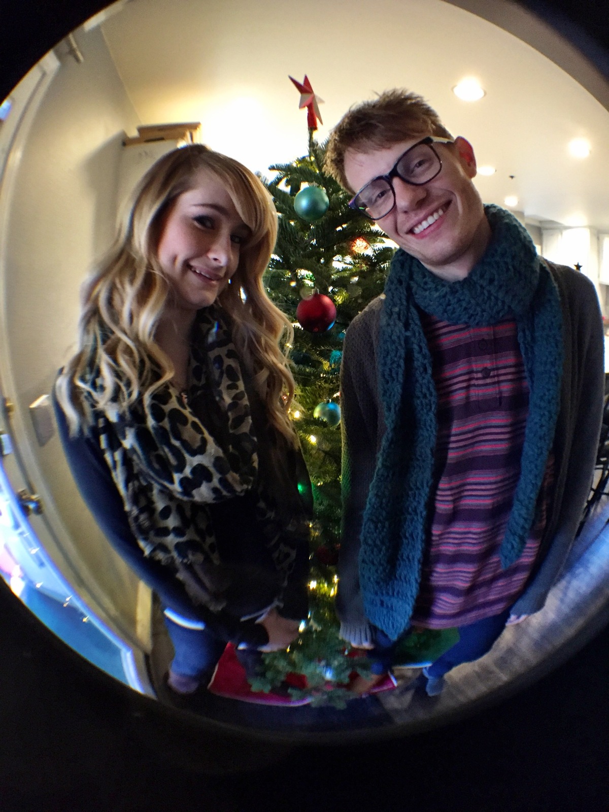 6 λάθη που κάνουμε ως καλεσμένοι στις γιορτές (και πώς να τα αποφύγουμε)