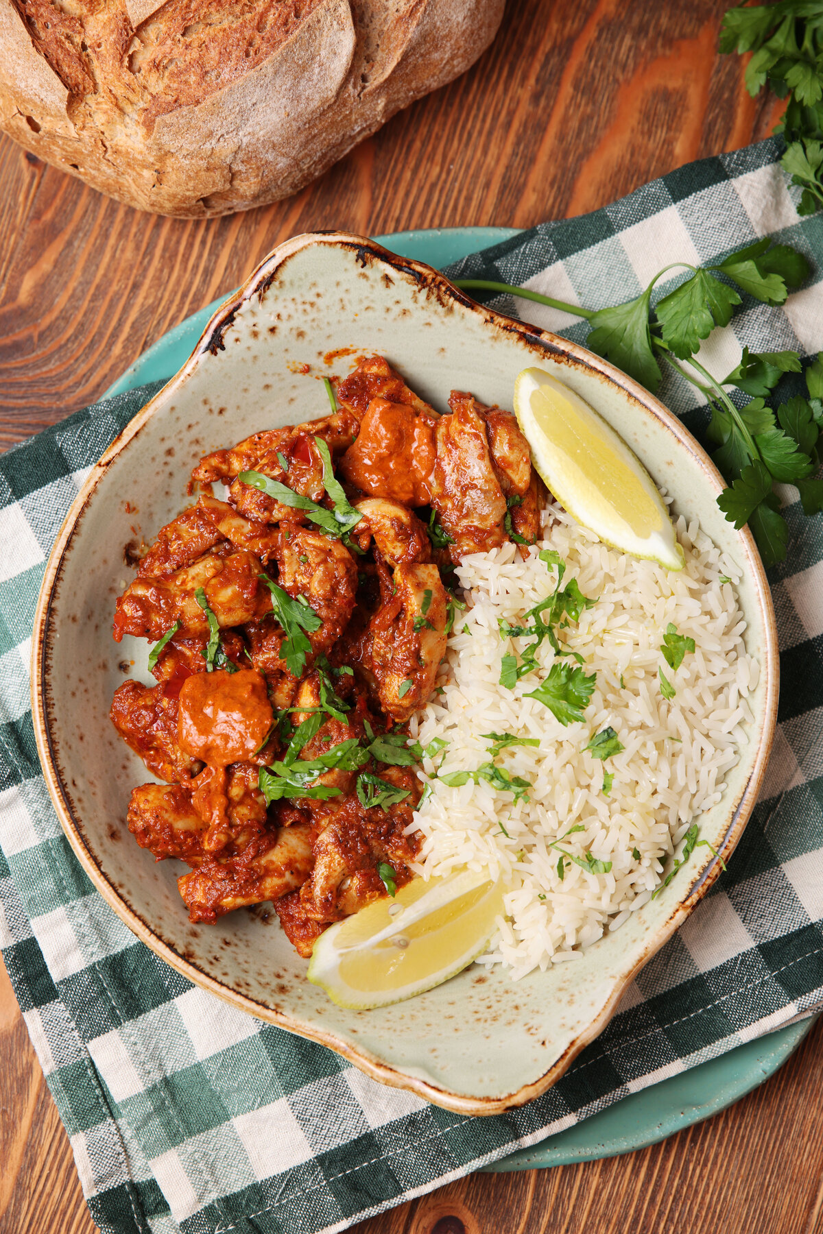 Πικάντικο κοτόπουλο με σπιτική χαρίσα και ρύζι