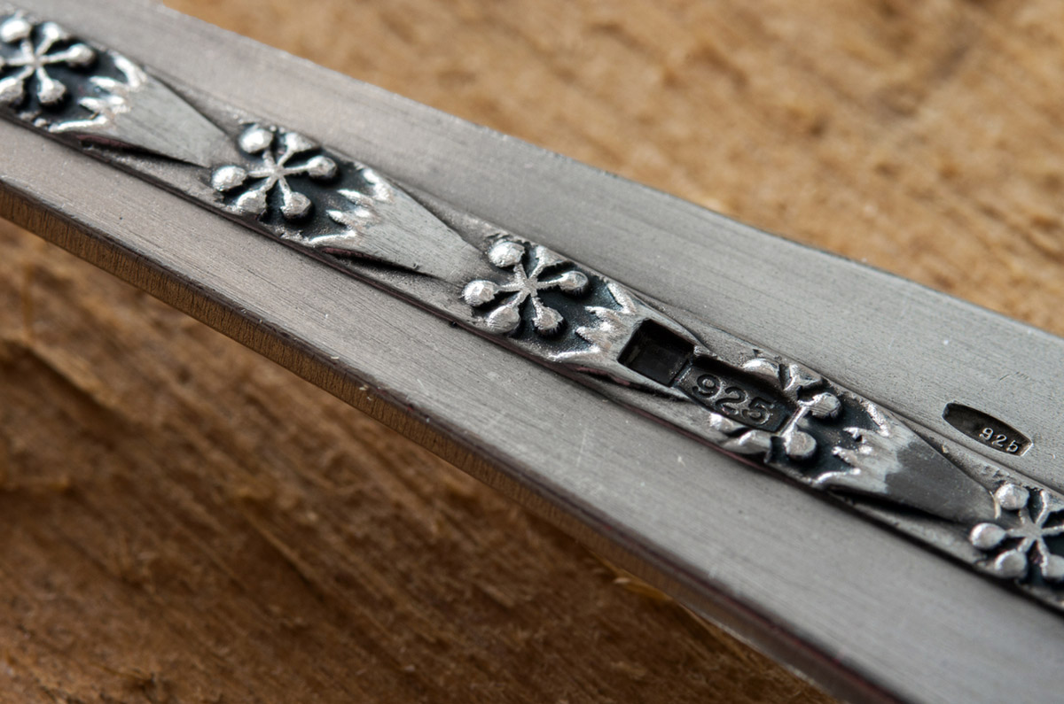 Πόσα αξίζει το σετ με τα ασημένια μαχαιροπήρουνα;