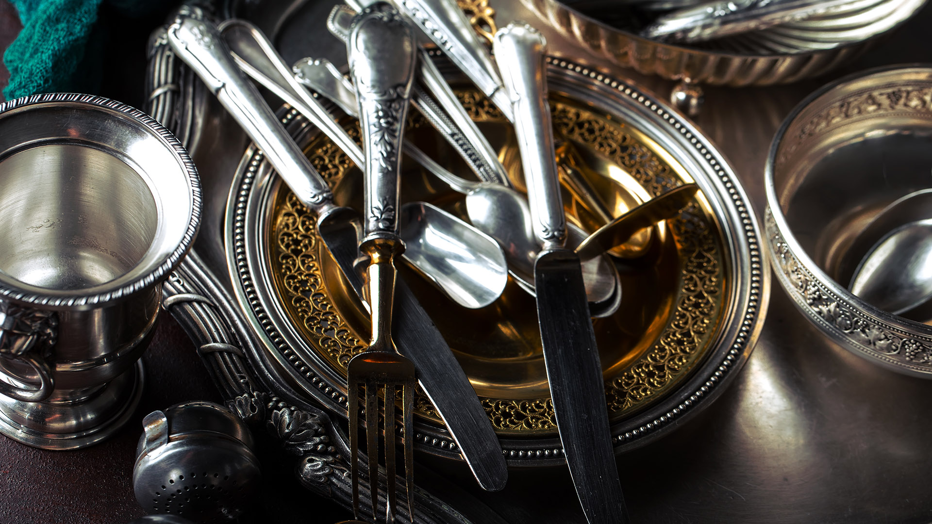 Πόσα αξίζει το σετ με τα ασημένια μαχαιροπήρουνα;