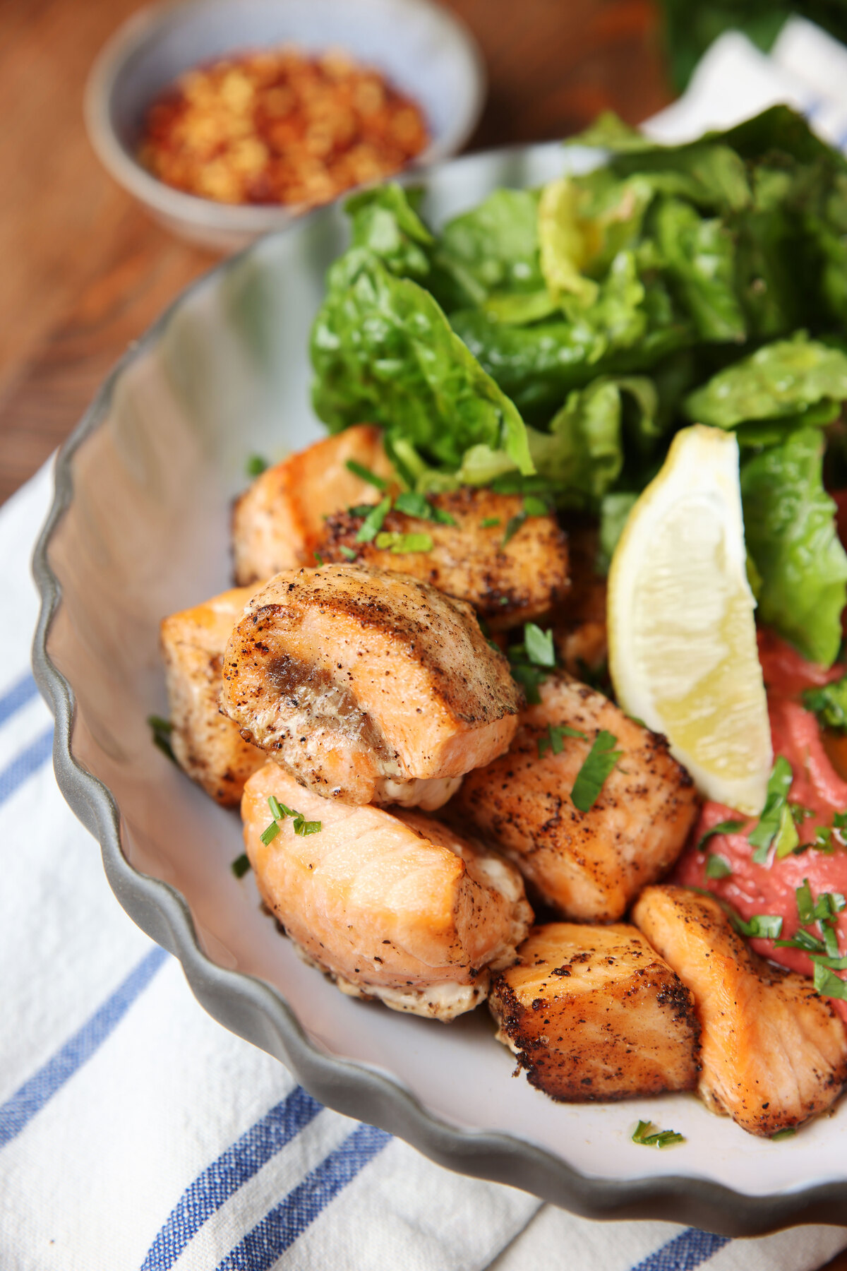 Power bowl με σολομό: πρωτεΐνη, φυτικές ίνες και γεύση σε ένα μπολ