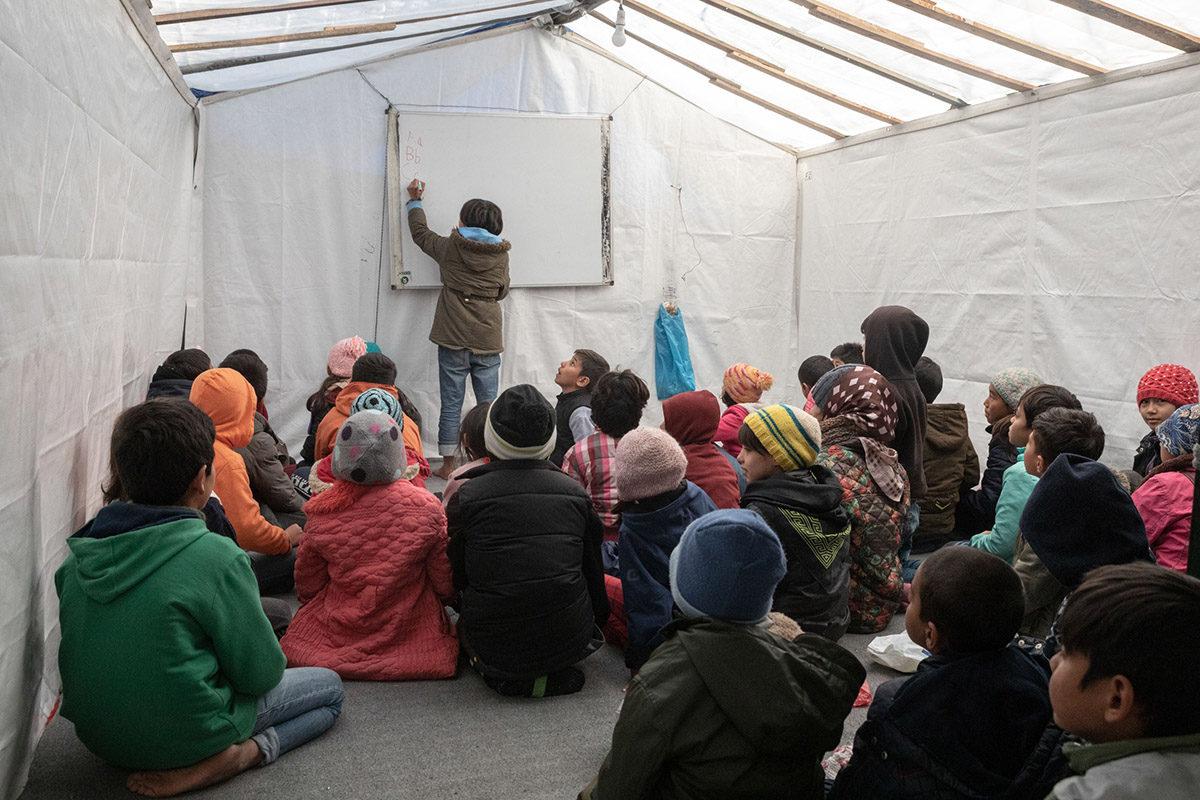 Μητρική γλώσσα και εκπαίδευση προσφύγων: 3 εκπαιδευτικοί μιλούν για το κενό της ελληνικής πολιτείας